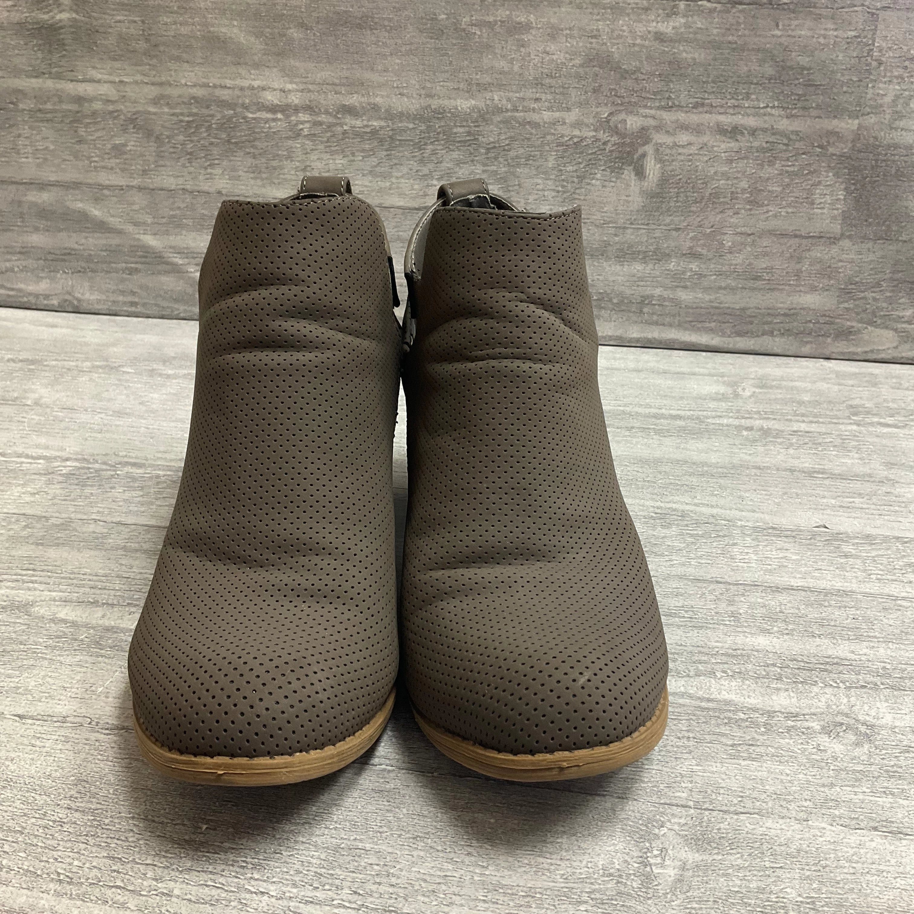 Boots Ankle Heels By Cmc In Taupe, Size: 10