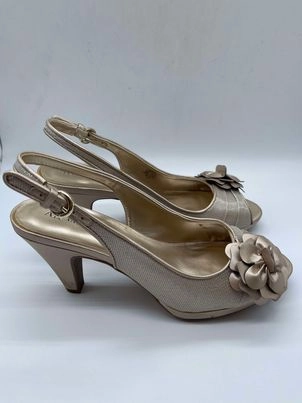 Women's Anne Klein Heels. 8